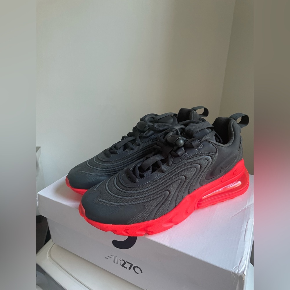 Nike airmax 270 sneakers NEW IN BOX!